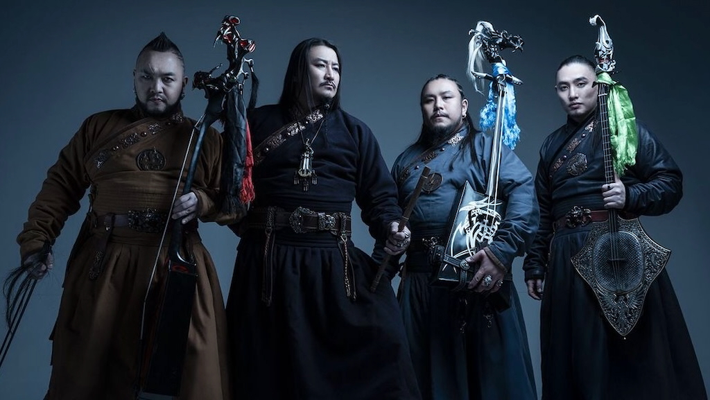 The Hu: Enkush (Gesang, Pferdekopfgeige), Jaya (Gesang, Blasinstrumente), Galaa (Gesang, Pferfekopfgeige), Temka (Gesang, Tovshuur) (v.l.)